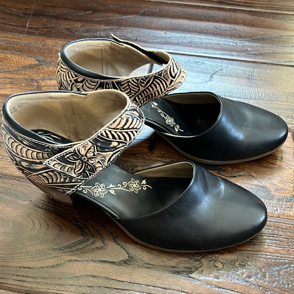 L'ATISTE Black and Cream Heels